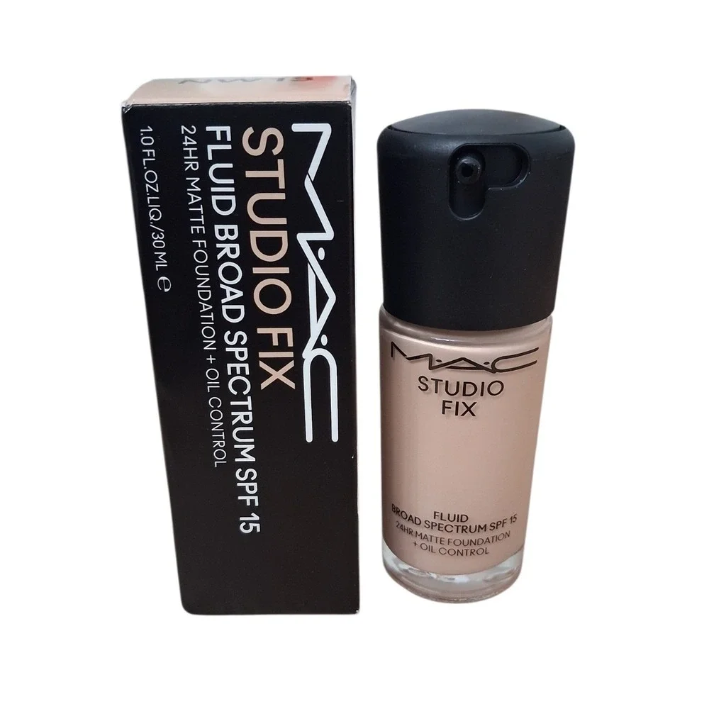 MAC COSMETICS  STUDIO FIX 24 HR MATTE Foundation + Oil Control NC17 Waterproof